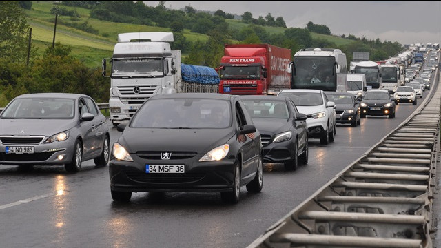 Erken dönenler trafiği kilitledi!