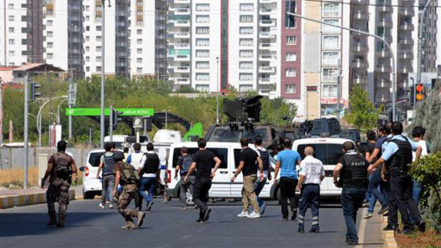 Önce intihara kalkıştı sonra annesini kovaladı!