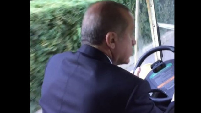 Erdoğan golf arabası sürdü