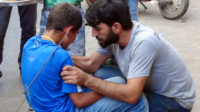 Kardeşinin kulağına kebap şişi sapladı