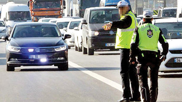 Çakarlı aracı durduran polis hayatının şokunu yaşadı!  Sen kim oluyorsun