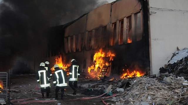 İstanbulda korkutan fabrika yangını