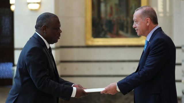 İki büyükelçi Erdoğana güven mektubu sundu