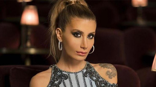 İrem Derici öğrenci kimliğini tişörtüne bastırdı