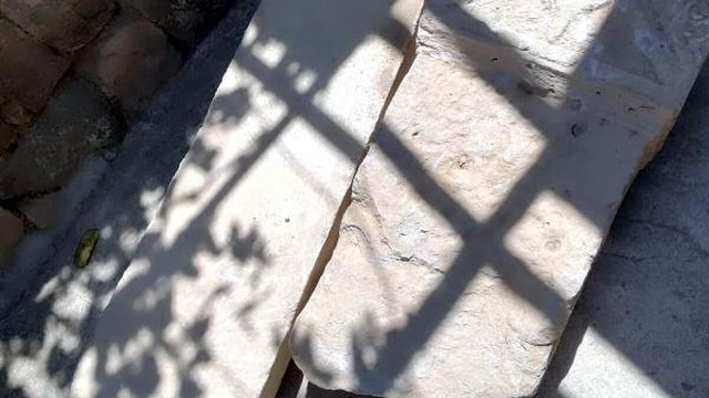 Kayseride bir evde Roma dönemine ait mezar taşları bulundu