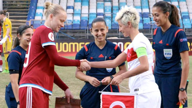 Fethiyedeki futbolseverler Ruslara misafirperverliklerini göserdi