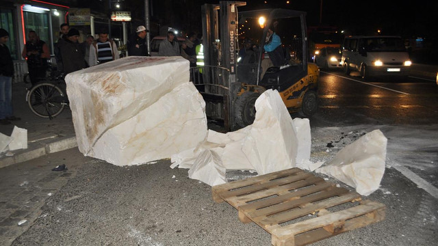 5 tonluk mermer yola düştü