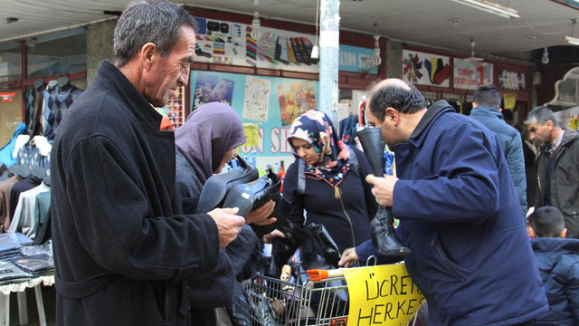 800 çift ayakkabıyı ücretsiz dağıttı