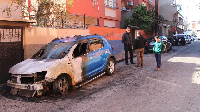 Adana'da 8 araç kundaklandı