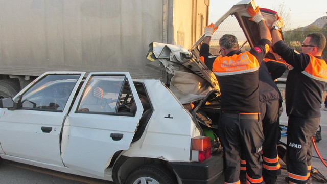 Adana'da otomobil tıra çarptı: 2 ölü, 2 yaralı