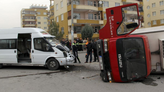 Adıyaman'da öğrenci servisiyle kamyon çarpıştı: 17 yaralı