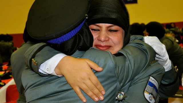 Afgan kadın polislerin mezuniyet heyecanı