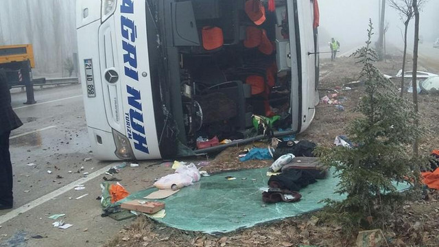 Afyonkarahisar'da yolcu otobüsü devrildi: 2 ölü, 21 yaralı