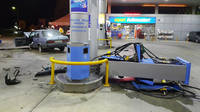 Akaryakıt istasyonundaki kaza güvenlik kamerasında