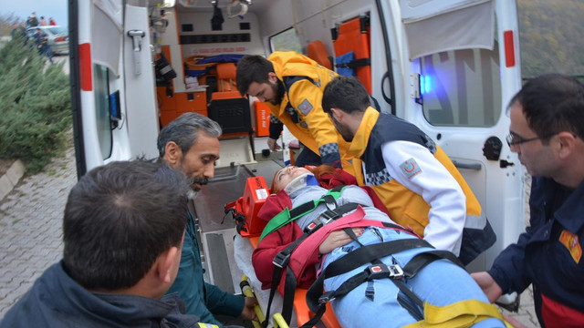 Annesinin çabasına rağmen balkondan düşerek yaralandı