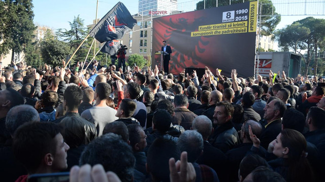 Arnavutluk'ta hükümet protestosu