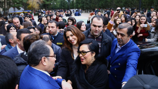 Türkan Şoray'a Haydar Aliyev Madalyası