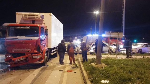 Balıkesir'de tır otomobile çarptı: 2 ölü, 1 yaralı
