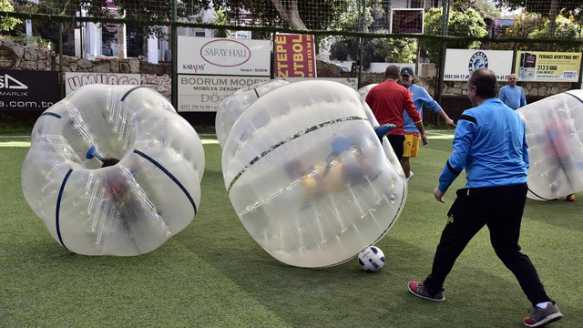 Balonun içerisinde futbol oynadılar