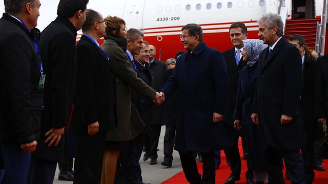 Başbakan Davutoğlu Azerbaycan'a geldi