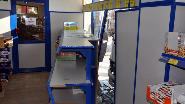 Bilecik'te freni boşalan kamyonet markete girdi: 3 yaralı