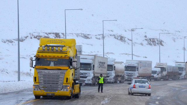 Bitlis'te kar yağışı ulaşımı aksattı