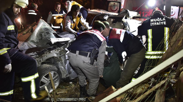 Bodrum'da otomobil devrildi: 2 ölü, 1 yaralı