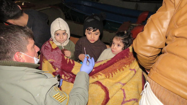 Boğulma tehlikesi geçiren kaçaklar kurtarıldı