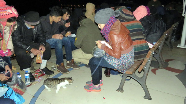 Botları batma tehlikesi geçiren kaçaklar kurtarıldı