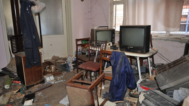 Bursa'da bir evden 8 kamyon çöp çıktı