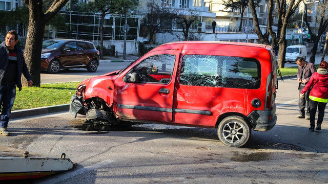 Bursa'da 2 kişinin yaralandığı kaza MOBESE'ye yansıdı