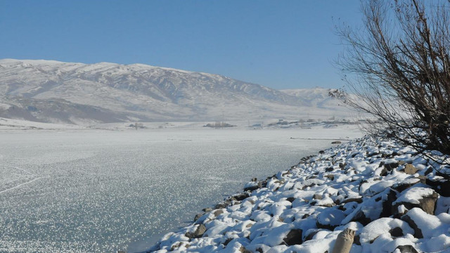 Buz tutan baraj gölünde balık avı