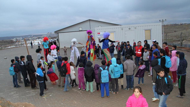 Çadır kentteki çocuklara yeni yıl etkinliği