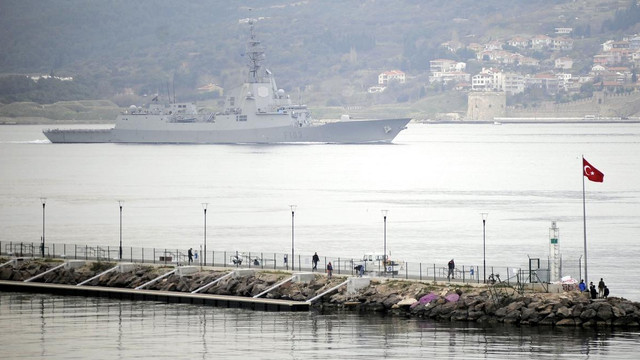 Çanakkale Boğazı'ndan 3 askeri gemi geçti