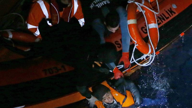 Çeşme'de kaçakları taşıyan bot battı