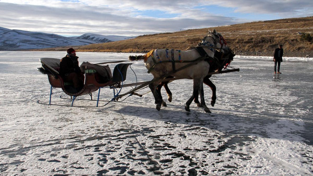 Çıldır Gölü büyüleyici güzelliklere sahne oluyor