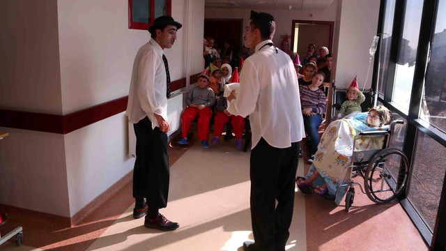 Çocukların tedavisine "tiyatro" molası