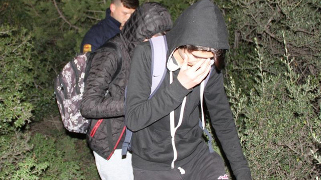 Dağda mahsur kalan 2 genç kurtarıldı