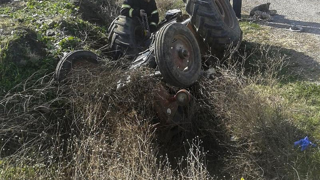 Devrilen traktörün altında kalan sürücü öldü