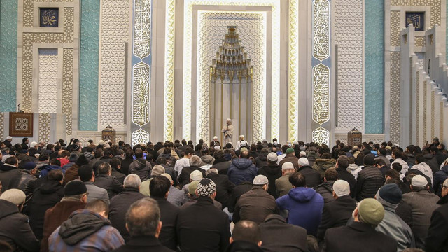 Görmez, sabah namazında gençlerle buluştu