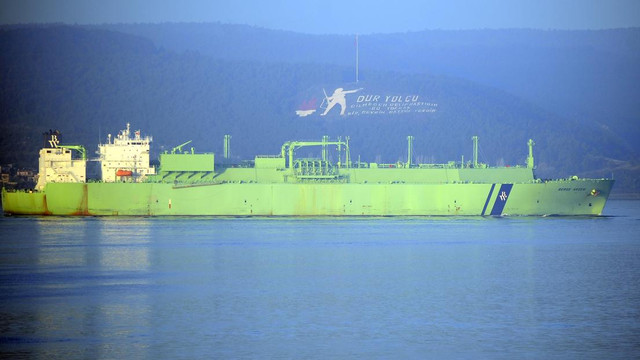 Doğalgaz tankeri Çanakkale Boğazı'ndan geçti
