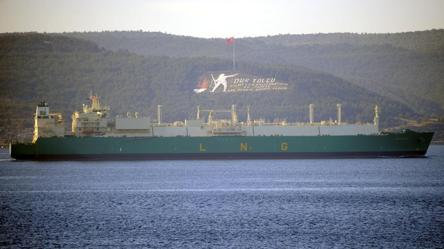 Doğalgaz tankeri Çanakkale Boğazı'ndan geçti