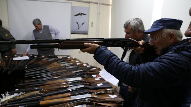 Ele geçirilen av tüfekleri açık artırmayla satıldı