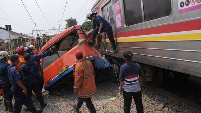 Endonezya'da trenle minibüs çarpıştı: 16 ölü