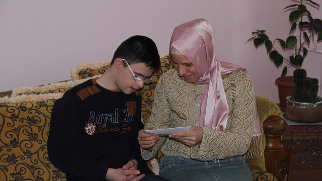 Engelli çocuklardan ailelerine yeni yıl kutlaması