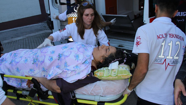 Eşinin bıçakla saldırdığı kadını mahalleli kurtardı