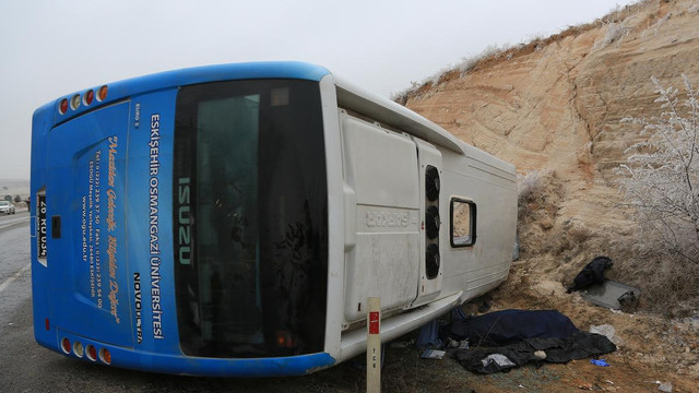Eskişehir'de midibüs devrildi: 1 ölü, 16 yaralı