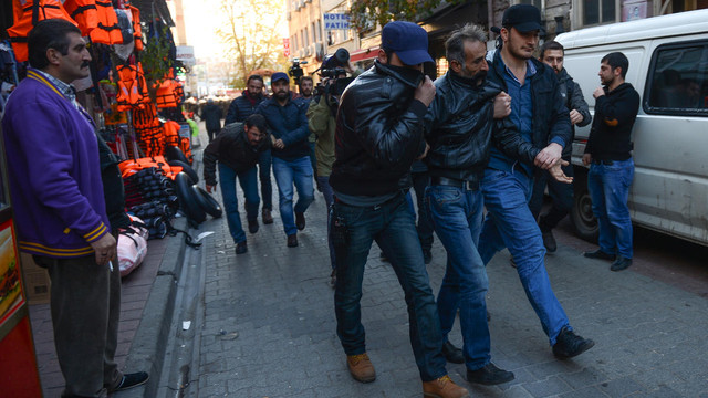 Fatih'te izinsiz gösteriye polis müdahalesi