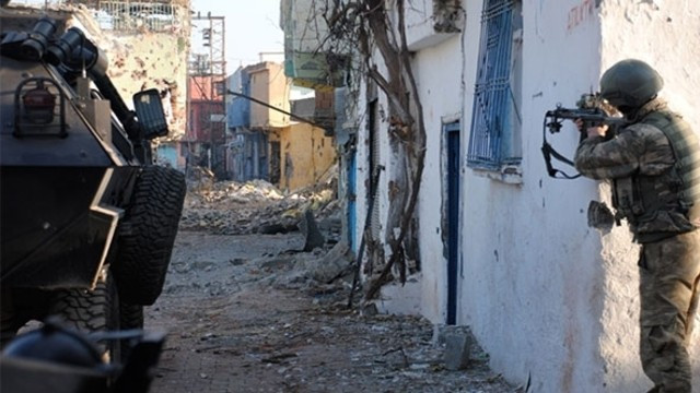 Diyarbakır Sur’da patlama! 1 şehit!