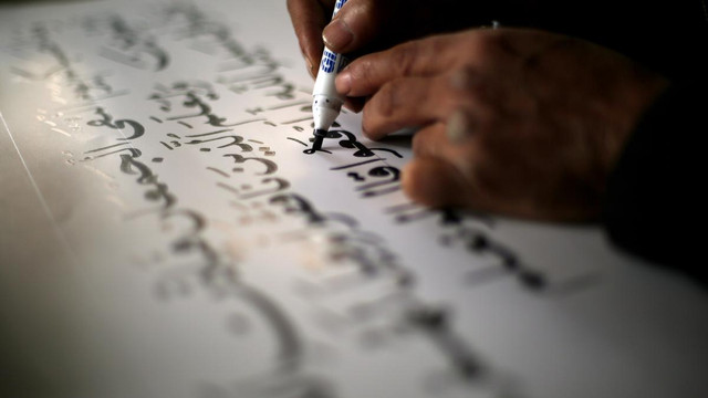 Gazzeli hattat büyük boy Kur'an yazıyor